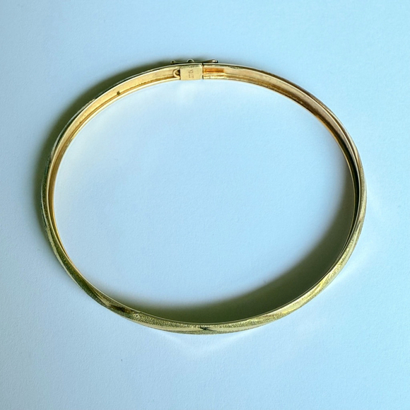 10K Solid Yellow Gold Classic Chevron Wave Diamond Etched Bangle Bracelet JJT - Picture 7 of 9
